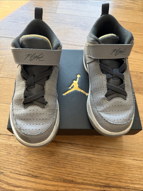 Jordan Other - Boys Jordan Max Aura 5 sneakers. Size 1y (with box)